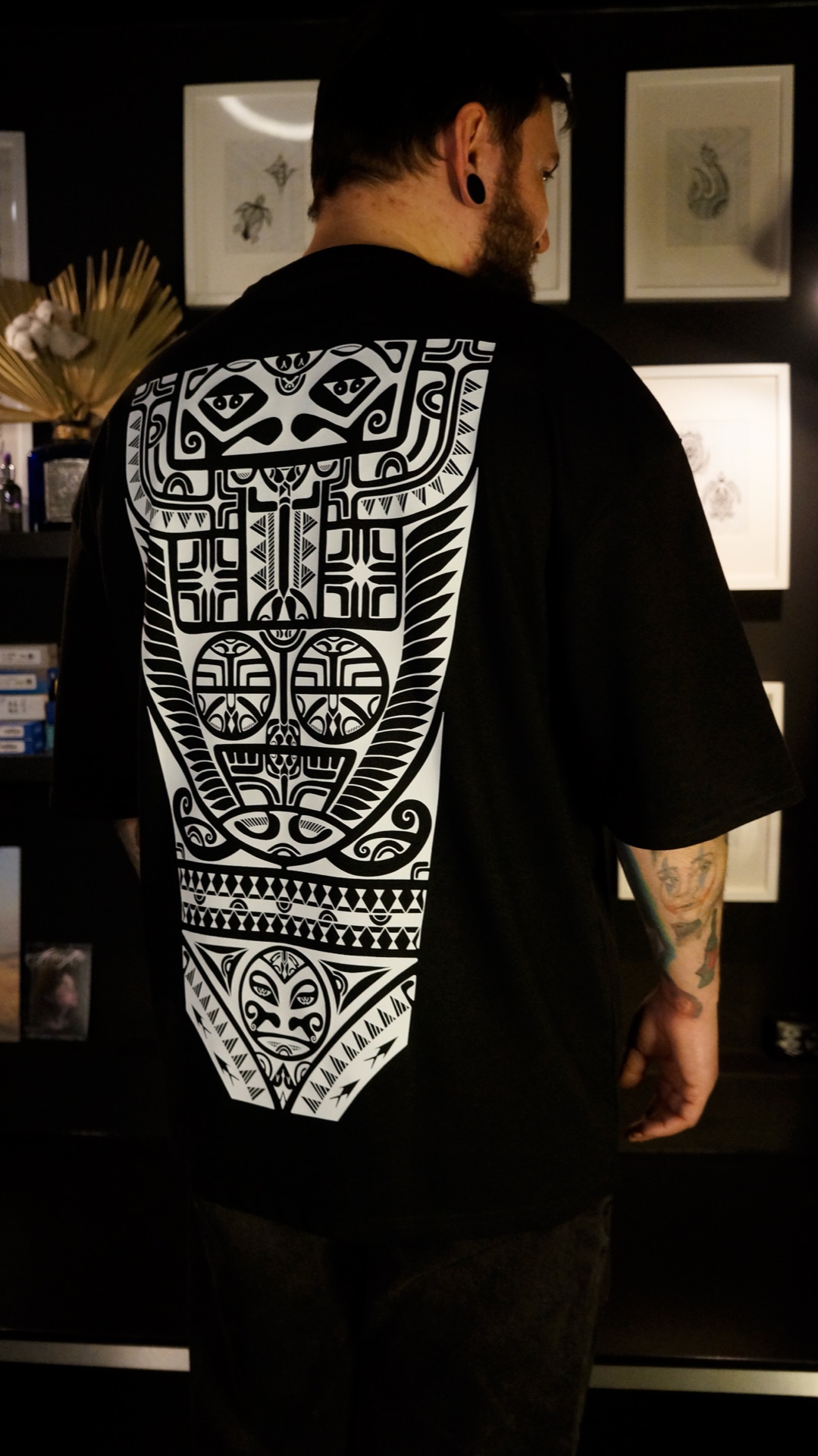 Футболка oversize «Тотем на спине» — чёрная